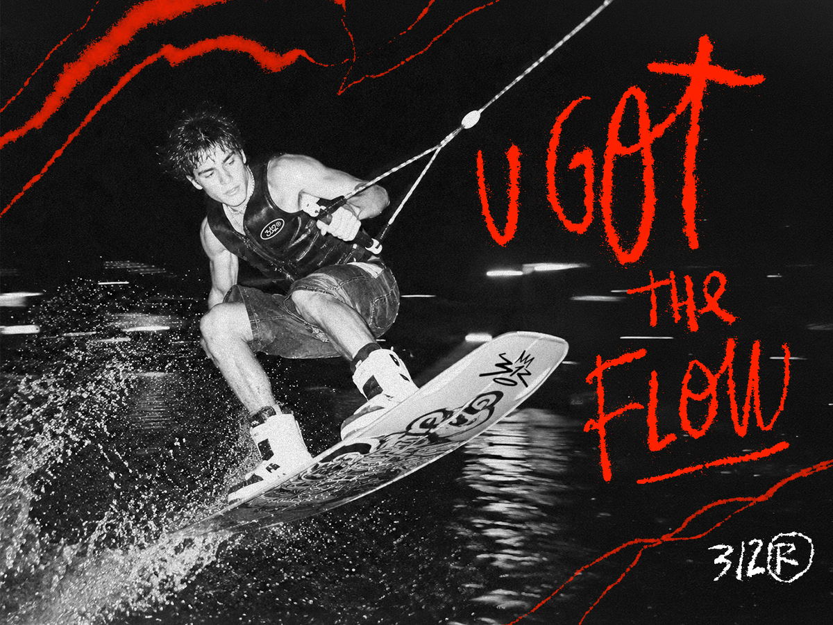 Rider de wakeboard de noche, con el grafiti U GOT THE FLOW